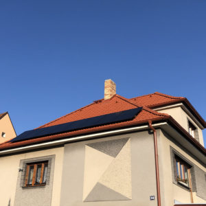 4,96 kWp + baterie 7,6 kWh Klient čerpal dotaci 155 000 Kč. Mělník